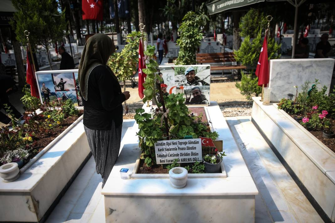 Bayram arifesinde şehitliklerde hüzün: Kahramanlara koştular - Resim: 5